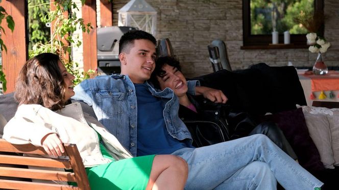 M jak miłość odc. 1875. Janek Winiar (Jakub Sirko), Ania (Karolina Zawistowska), Daria (Aleksandra Kołtuniak)