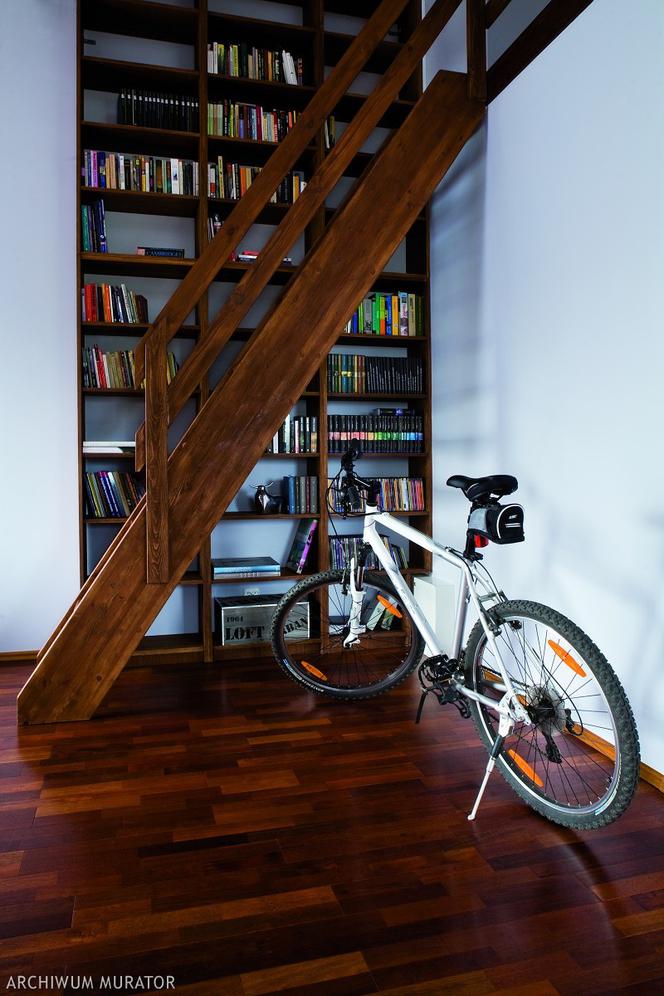 Biblioteka i rower pod schodami