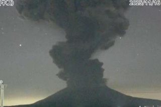 Wielki wybuch wulkanu! Słup dymu na 4 kilometry, władze ostrzegają