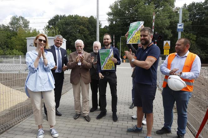 Kolejowa rewolucja w Warszawie. Przejścia przez tory, na które czekali ponad dwa lata, w końcu otwarte. „Presja ma sens”