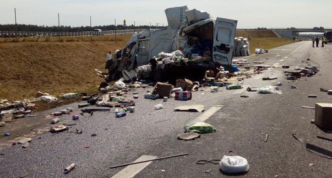 Karambol na trasie S7 pod Olsztynem - przepakowywali ładunek na pasie autostrady