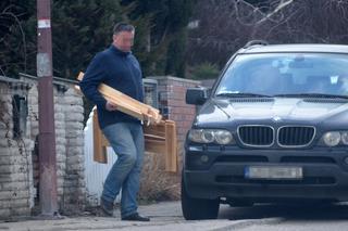 Na piżamę włożył bluzę