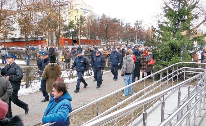 Gdy policja prowadziła morderczynię, tłum krzyczał: Na szubienicę z nią!