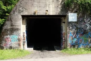 Tajemniczy bunkier w Łódzkiem. Co kryją podziemia schronu kolejowego z II wojny światowej? 