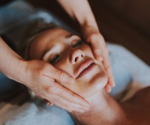 Masaż, który wpływa na pracę całego organizmu. Refleksoterapia to akupresura twarzy