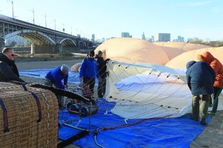 Wielki balon w kształcie dziecka w Warszawie