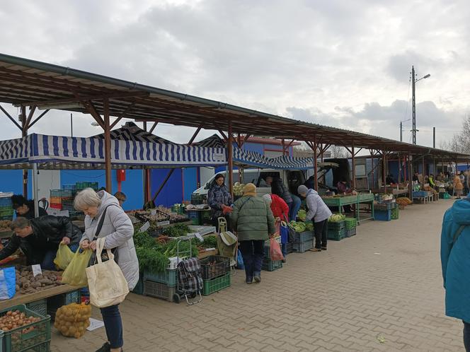 Ceny w markecie a na rynku. Czy jest różnica? Gdzie taniej kupisz warzywa i owoce