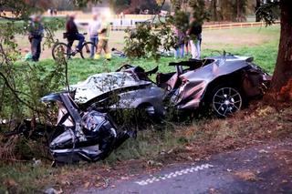 Porsche rozbiło się na drzewie, dwie osoby nie żyją. Z auta została miazga