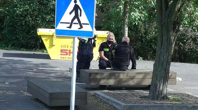 Poznań: Na ławce leżał skulony mężczyzna. Był poszukiwany przez rodzinę