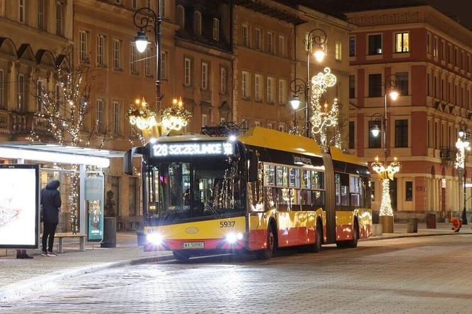 Elektryczny Solaris Urbino w Bożonarodzeniowej scenerii w Warszawie