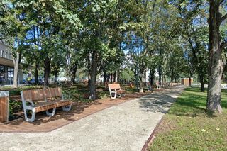 Modernizacja Skweru Gwary Warszawskiej na Woli dobiegła końca. Jak się zmienił?