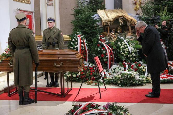 Tak wygląda grób Mirosława Hermaszewskiego rok po śmierci 