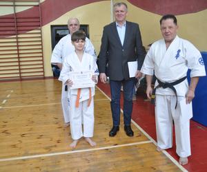 Akademia Karate w Skarżysku. Certyfikaty na wyższe stopnie dla wychowanków klubu