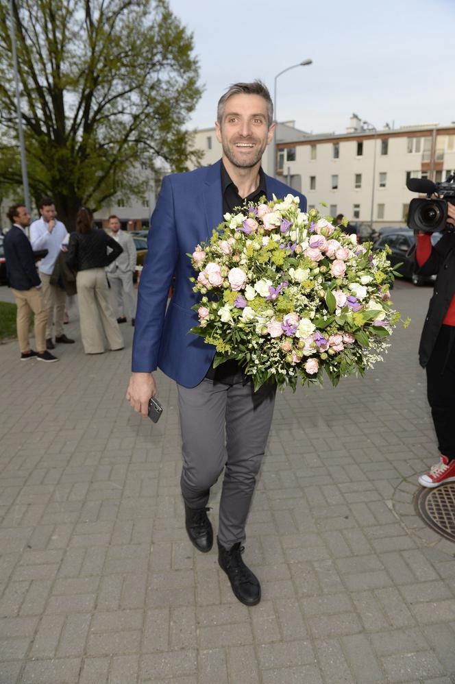 Taki mąż to skarb. Maciej Dowbor przyniósł wielki bukiet kwiatów dla Joasi 