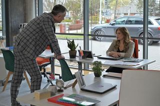 Pierwsza miłość: Artur i Berenika, gdy nikt nie patrzy, nie potrafią pohamować namiętności. Czy jednak faktycznie nikt nie patrzy?