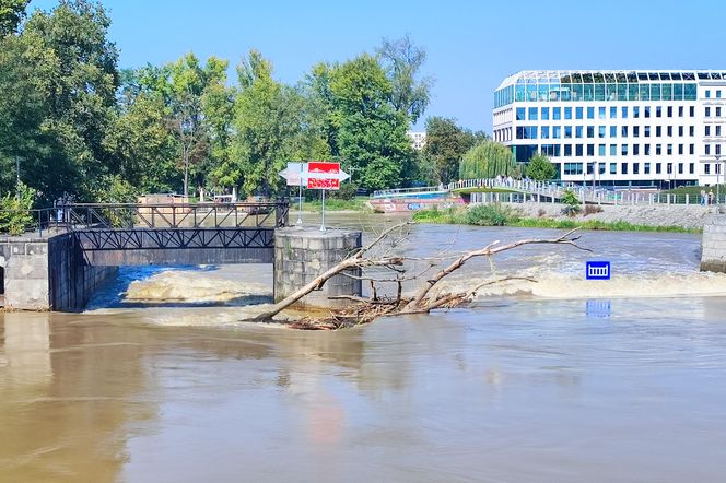 Trwa zabezpieczanie budynków