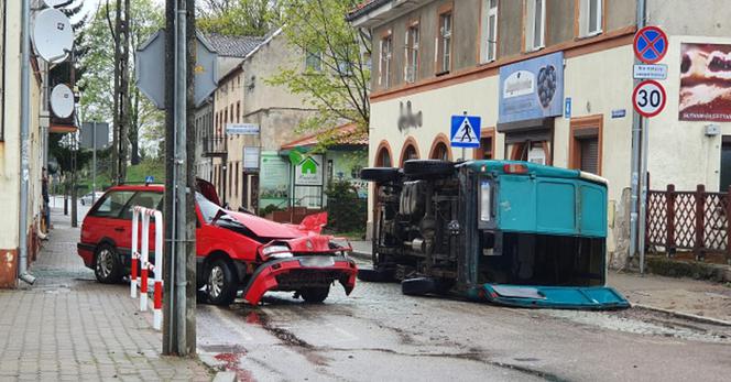 Dostawczak zmiażdżył osobówkę. Kierowca może mówić o wielkim szczęściu [FOTO]