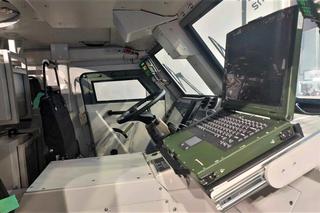 Wnętrze wozu dowodzenia na pojeździe Waran