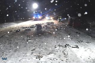 Wjechał busem prosto pod ciężarówkę. Przód auta kompletnie rozerwało. 75-latek zginął na miejscu