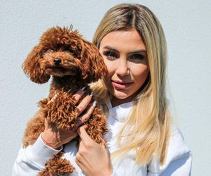 Gwiazda Love Island nie posprzątała kupy po psie. Zrobiła się afera! 