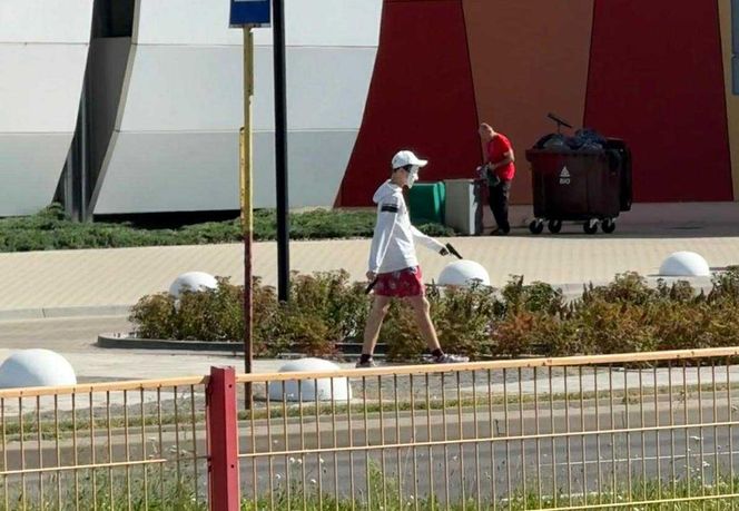 Niepokojący widok koło CH Toruń Plaza. Był w masce, a w rękach miał to