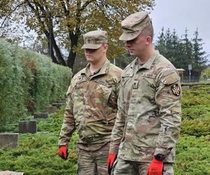 Żołnierze US Army sprzątają groby polskich żołnierzy 