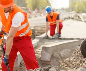 Czym charakteryzuje się praca w mniejszych miastach? 