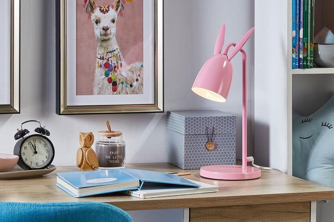 Lampka na biurko to jeden z najważniejszych elementów wyposażenia kącika do pracy. Jak wybrać najlepszą?