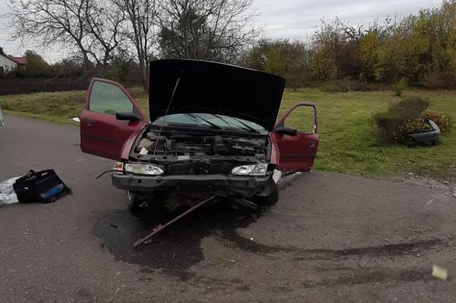 Auto rozbiło się na pniu drzewa