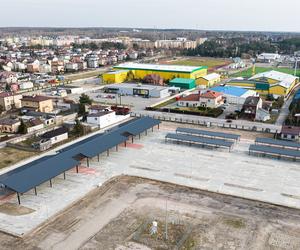 Są wiaty i oświetlenie. Kolejna część białobrzeskiego targowiska po przebudowie. 