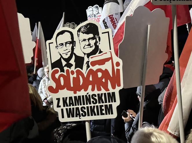 Manifestacja pod więzieniem, w którym przebywa Maciej Wąsik