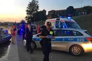 Kraków: Nagi mężczyzna biegał po bulwarach. Wskoczył do Wisły i... pogryzł strażników miejskich oraz ratownika [AUDIO]