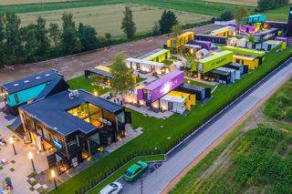 Scandinavia Resort Zator. Niezwykła i ekologiczna baza noclegowa z kontenerów morskich w pobliżu Energylandii