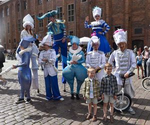 Kolorowa parada na otwarcie Dni Torunia. Przeszła przez serce toruńskiej starówki