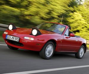 Mazda MX5 (Miata): jeden z najbardziej kultowych roadsterów produkowany od 1989 r. Pod maską I generacji silniki 1.6 117 KM i 1.8 133 KM. Egzemplarze w przyzwoitym stanie dostępne są od 6-7 tys. zł.