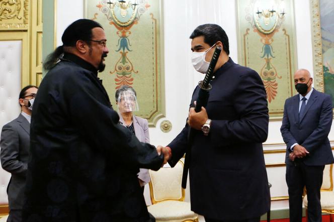 Steven Seagal pojechał do Wenezueli i dał Maduro miecz