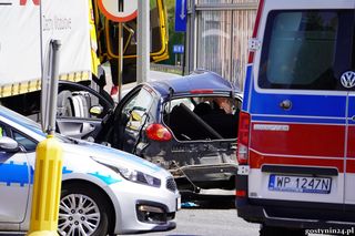 Tragiczny wypadek w Gostyninie. Wjechała toyotą pod tira. Nie żyje