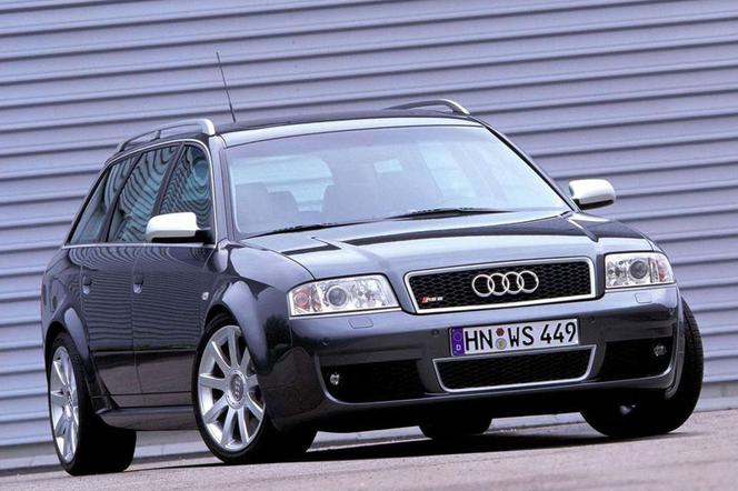 Rozbił mocne Audi RS6 Avant na płocie