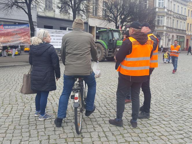 Rolnicy z traktorami na rynku w Lesznie. Tłumaczą mieszkańcom powody swoich protestów