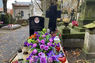 Grób Violetty Villas łatwo przeoczyć. Wielka gwiazda ma skromny nagrobek na Powązkach