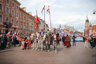Tysiące ludzi wyszło na ulice Warszawy. Manifestujący wykrzykiwali hasła. Sprzeciwiają się atakom wymierzonym w małżeństwa