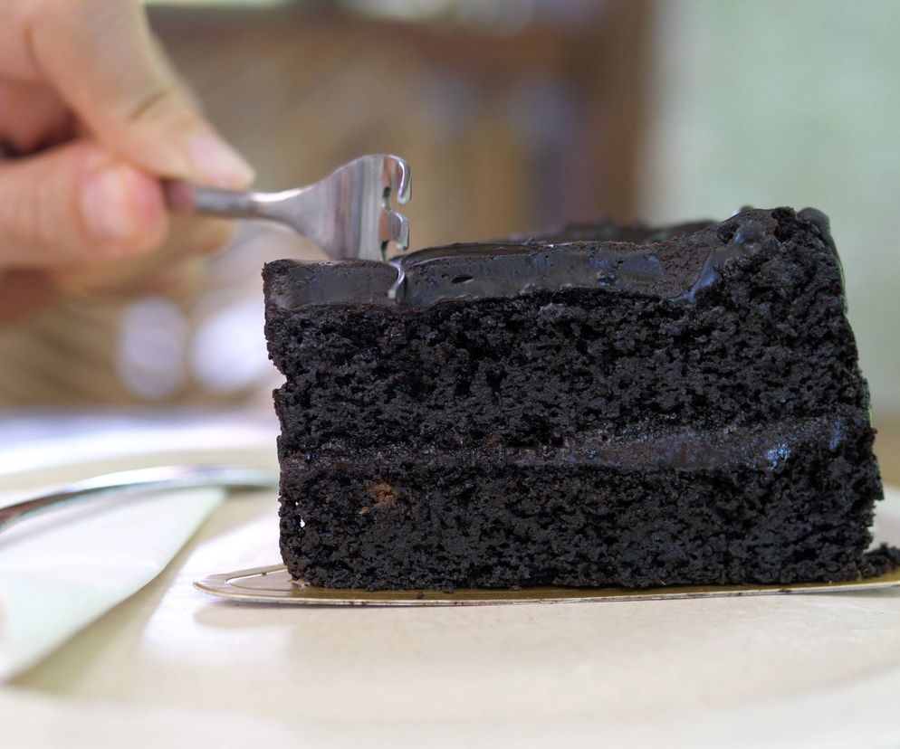 Ciasto czarne jak węgiel - słodka nutka ekstrawagancji dla każdego