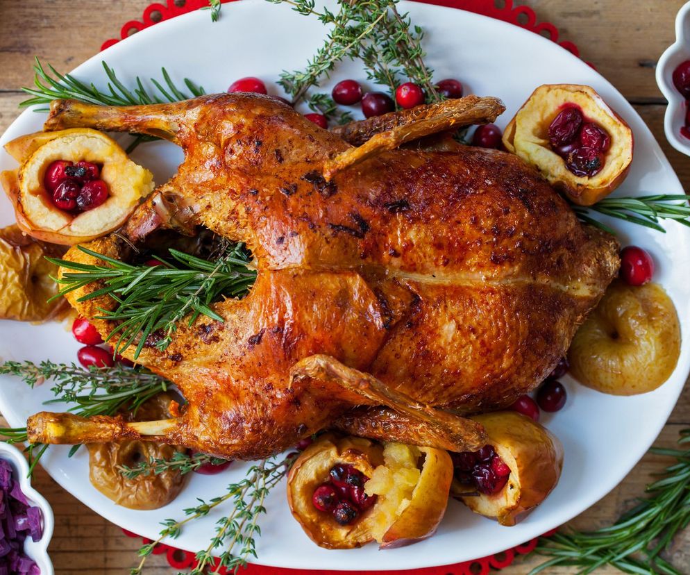 Kaczka pieczona z jabłkami i żurawinami: sprawdzony przepis