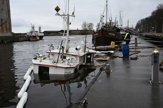 Kuter nabrał wody i poszedł na dno. Doszło do wycieku paliwa