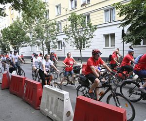 Biało-czerwonym peletonem rowerzyści uczcili Powstanie Warszawskie 