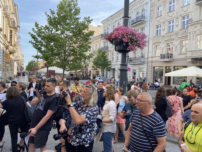 Pogrzeb łódzkiej komunikacji miejskiej. Mieszkańcy zebrali się pod Urzędem Miasta