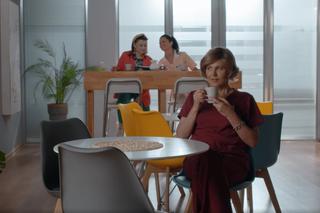 Na dobre i na złe odc. 860. Lucyna Sikorka (Anna Samusionek), Halinka (Joanna Jarmołowicz), pielęganiarka (Jaonna Pach-Żbikowska)