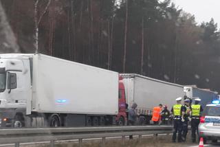 Łyski. Potężny karambol na S8. Osobówka została zmiażdżona