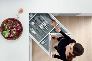 Systemy do szafek narożnych. Jak okiełznać kuchenną „martwą strefę”?