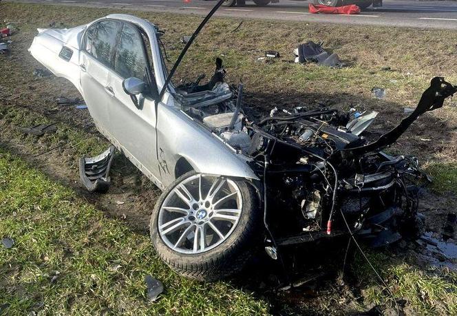 Tragiczny wypadek na DK 17. BMW roztrzaskało się na drzewie. 33-letni kierowca zginął na miejscu